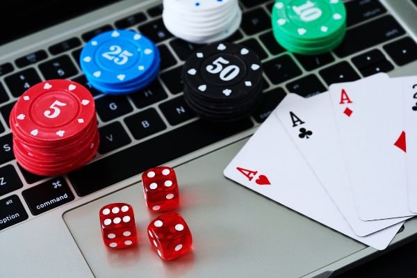 Fitur-fitur bonus yang tersedia dalam permainan Bigger Bass Bonanza